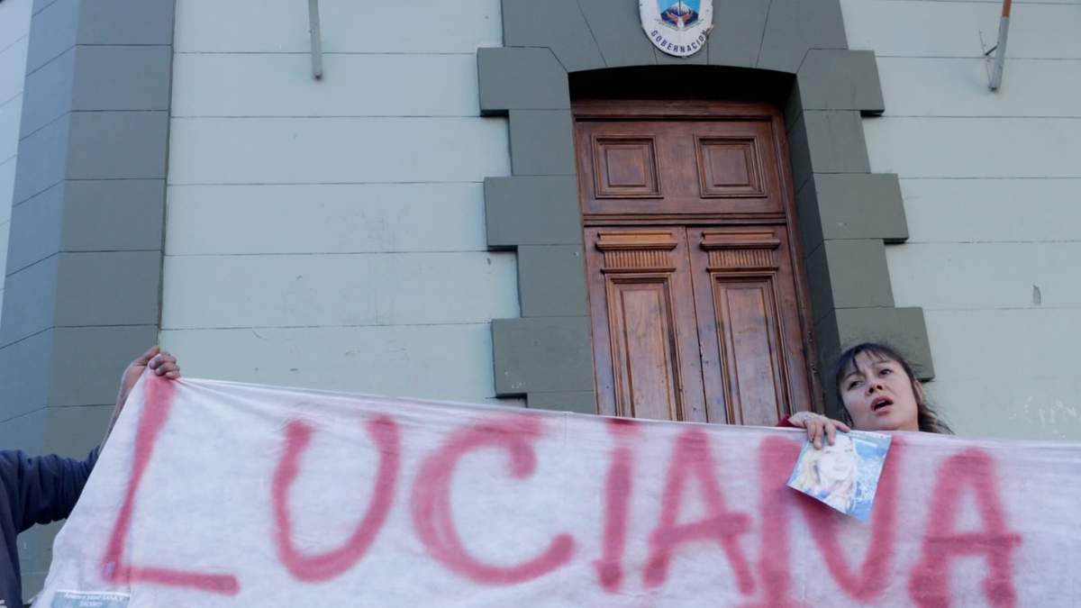 Lila Aguerre, madre de Luciana, pidió por la aparición de su hija sobre la puerta de entrada en Casa de Gobierno. Fuente: (Emiliano Ortiz)
