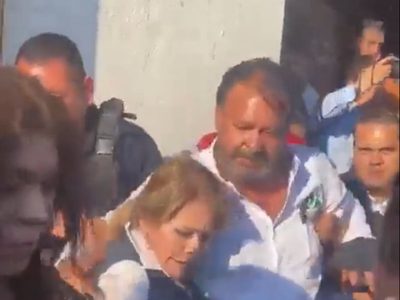 Atacan con jitomates a Julio Arreola, alcalde de Pátzcuaro (Video)