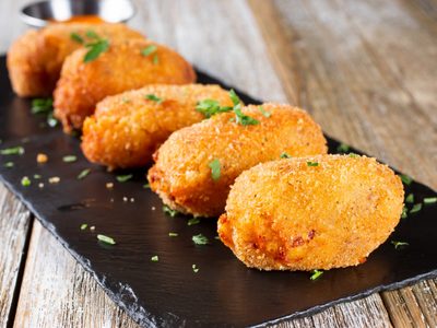 Croquetas de cebolla, queso y papa: ideales para la picada perfecta y en pocos minutos