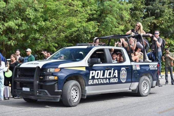 Ante los bloqueos, la policía de Quintana Roo trasladó a turistas al aeropuerto de Cancún