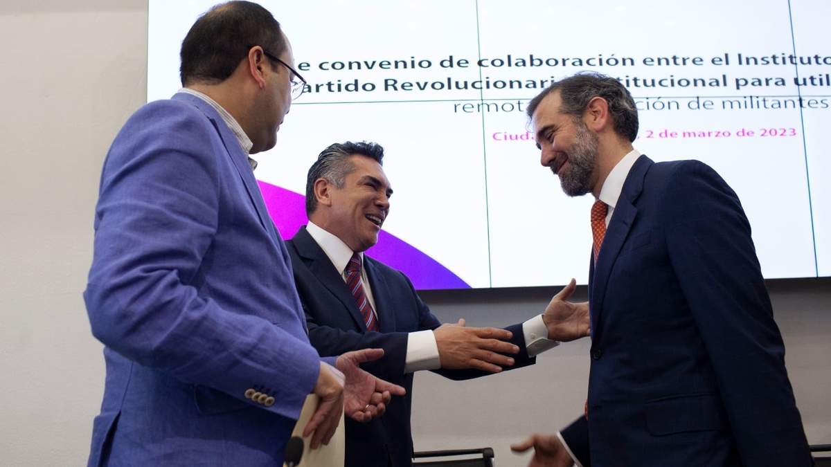 Alejandro Moreno y Lorenzo Córdova en la firma del convenio