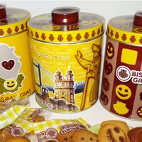 No tires las latas de galletas grandes: mirá cómo transformarlas en una coqueta mesita para tu living en minutos