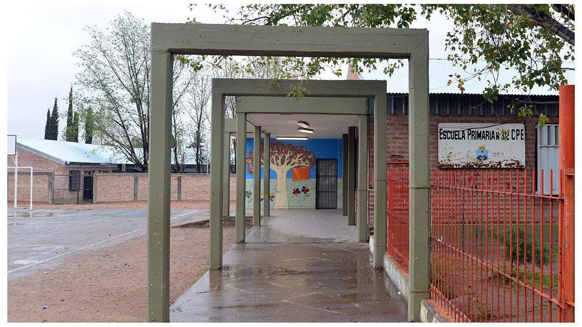 Escuela sin clases ni estudiantes. Fuente: (Twitter)
