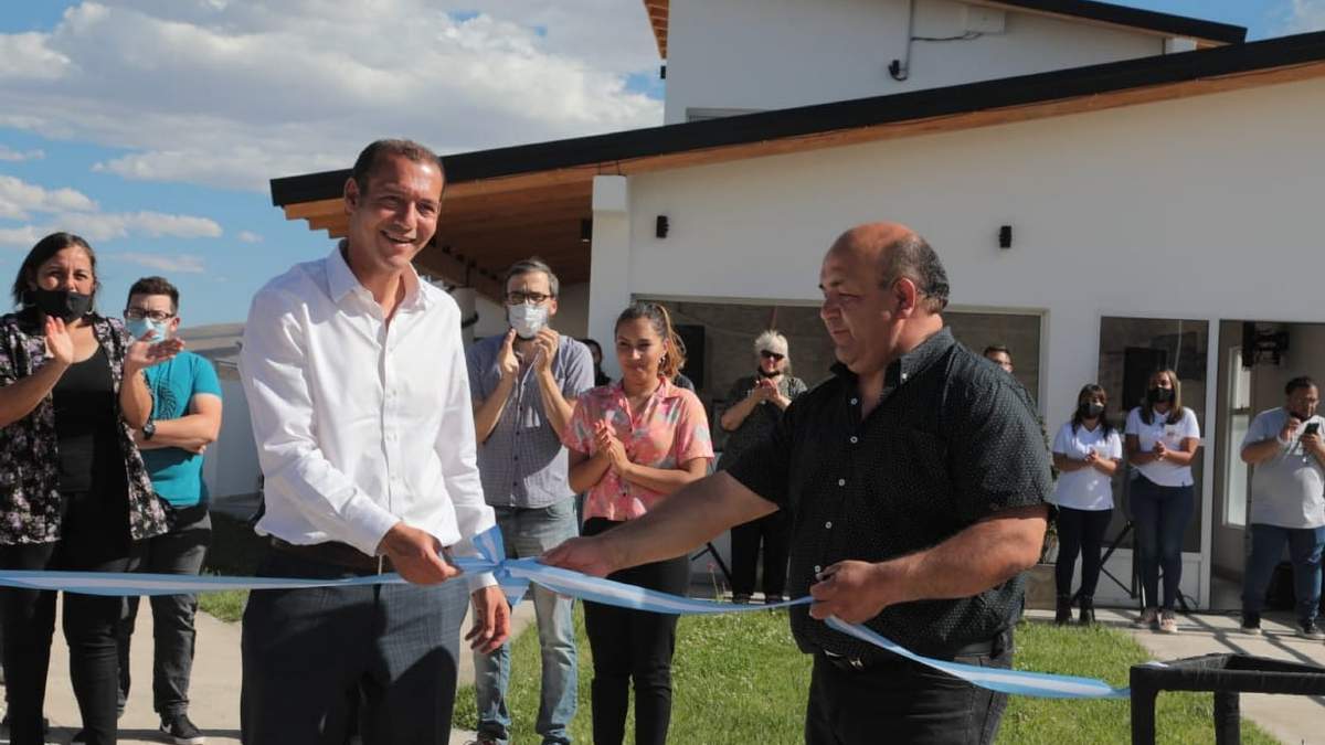 Omar Gutiérrez junto al intendente de Buta Ranquil, Pedro Cuyul. Fuente: (Twitter)