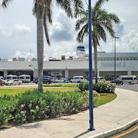 En el aeropuerto de Cancún, agentes de EU deciden el ingreso de viajeros extranjeros
