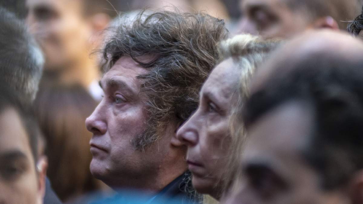 Archivo: el presidente Javier Milei junto a su hermana Karina llegó poco antes de las 9:40 a la sede de la Amia para participar del acto central del 30 aniversario del ataque a la mutual judía.