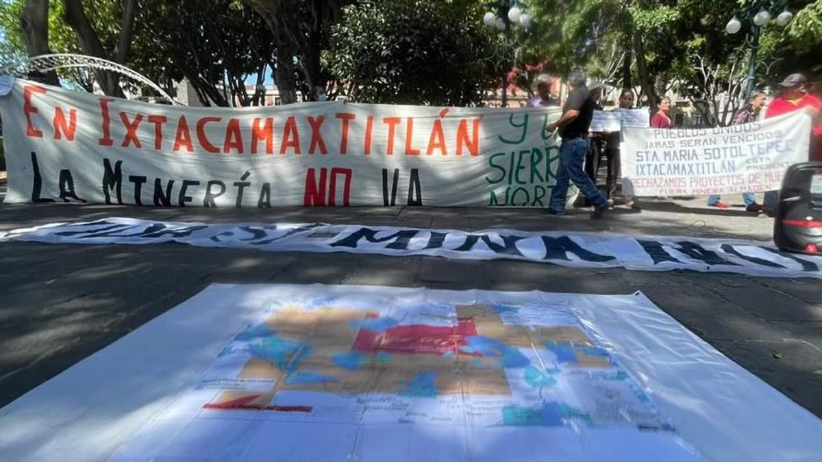 Pobladores del municipio de Ixtacamaxtitlán, ubicado en la Sierra Norte de Puebla, protestan contrala la empresa canadiense Almaden Minerals