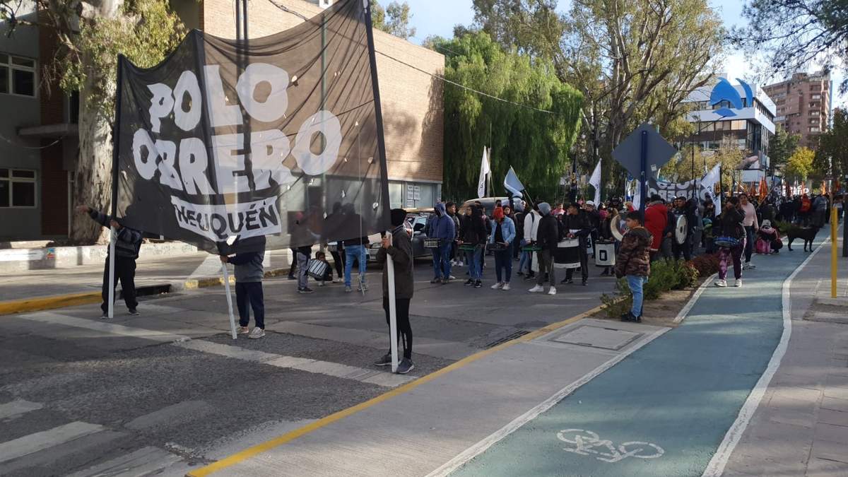 Aunque se suspendieron los cortes, las organizaciones sociales marcharon por el centro