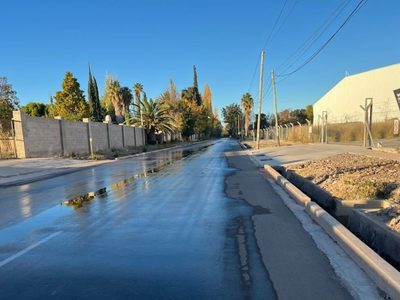 Vecinos de Terrada reclaman por una cuadra inundada sobre el pavimento nuevo