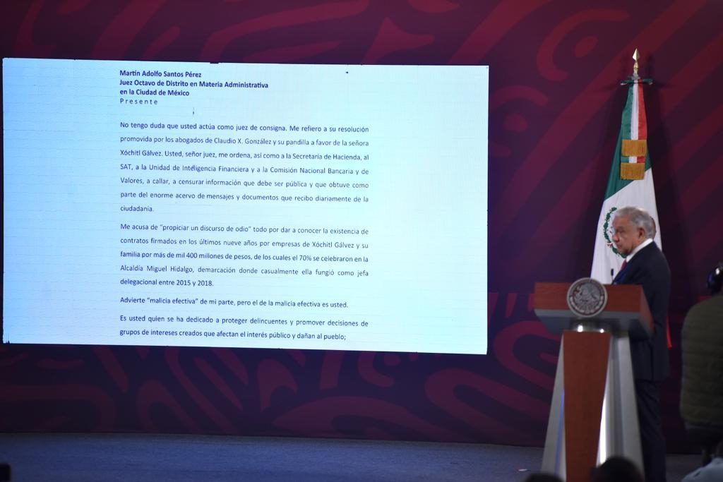 Carta que le envió AMLO al juez Martín Santos. Mañanera del 10 de agosto de 2023. Foto Eduardo Miranda