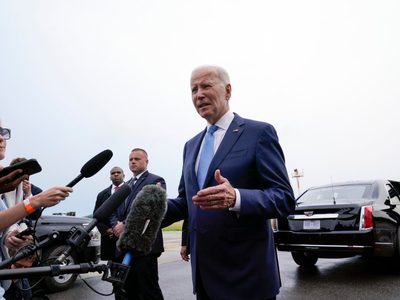 Biden cierra un discurso con un “Dios salve a la reina”