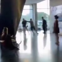 Se encontró con la pareja de ex en un museo de Mar del Plata y se peleó a las piñas