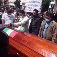 Llevan ataúd de Leobardo al Palacio de Gobierno de Hidalgo, donde recibió el disparo que lo mató