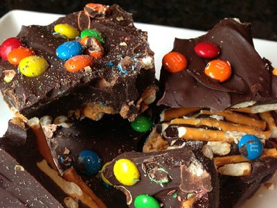 Tarta Toffee con ganache rainbow: una receta deliciosa y llena de color que tus hijos van a amar