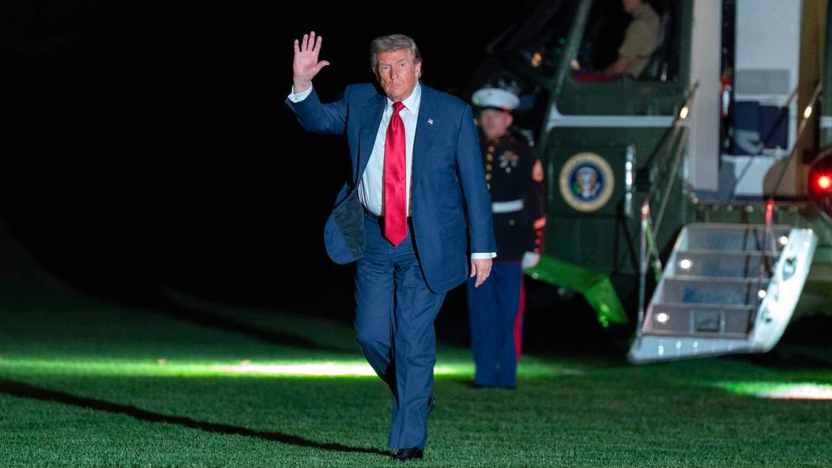 El presidente Donald Trump saluda a los periodistas mientras camina por el jardín sur a su llegada a la Casa Blanca, el viernes 8 de mayo de 2026, en Washington