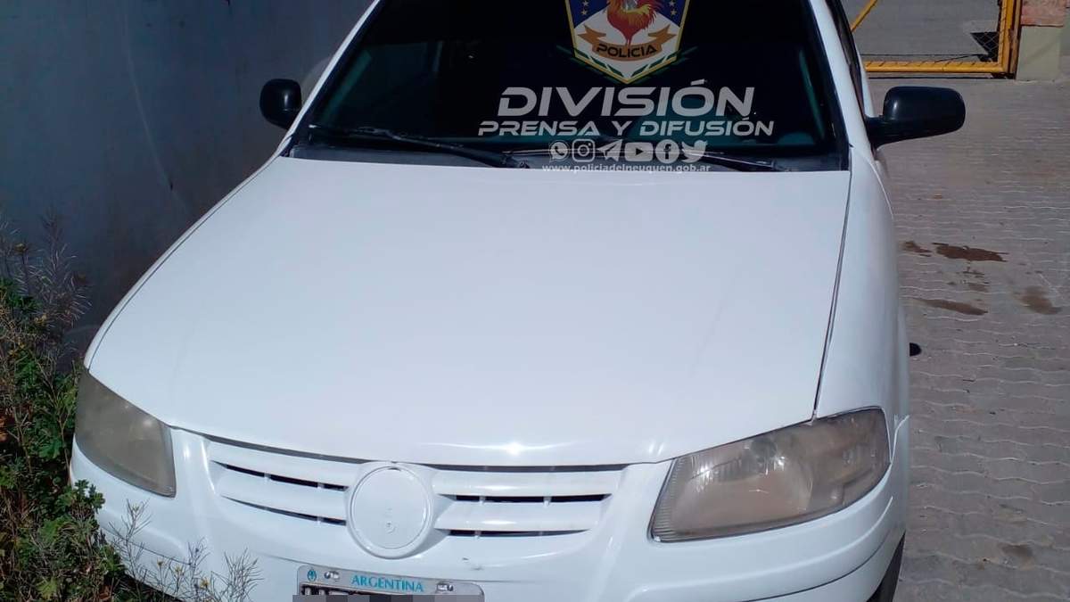La Policía de Neuquén secuestró un VW Gol requerido por la Justicia. Fuente: (Facebook)