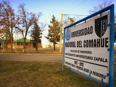 Los docentes de la UNCo siguen con la huelga y apuntaron al Gobierno