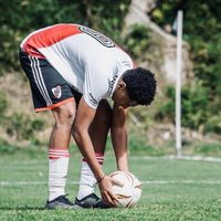 La nueva figura del fútbol argentino: el delantero nigeriano que la rompe en las inferiores de River