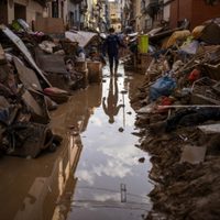 Una semana después de inundaciones en España, familias siguen buscando a seres queridos