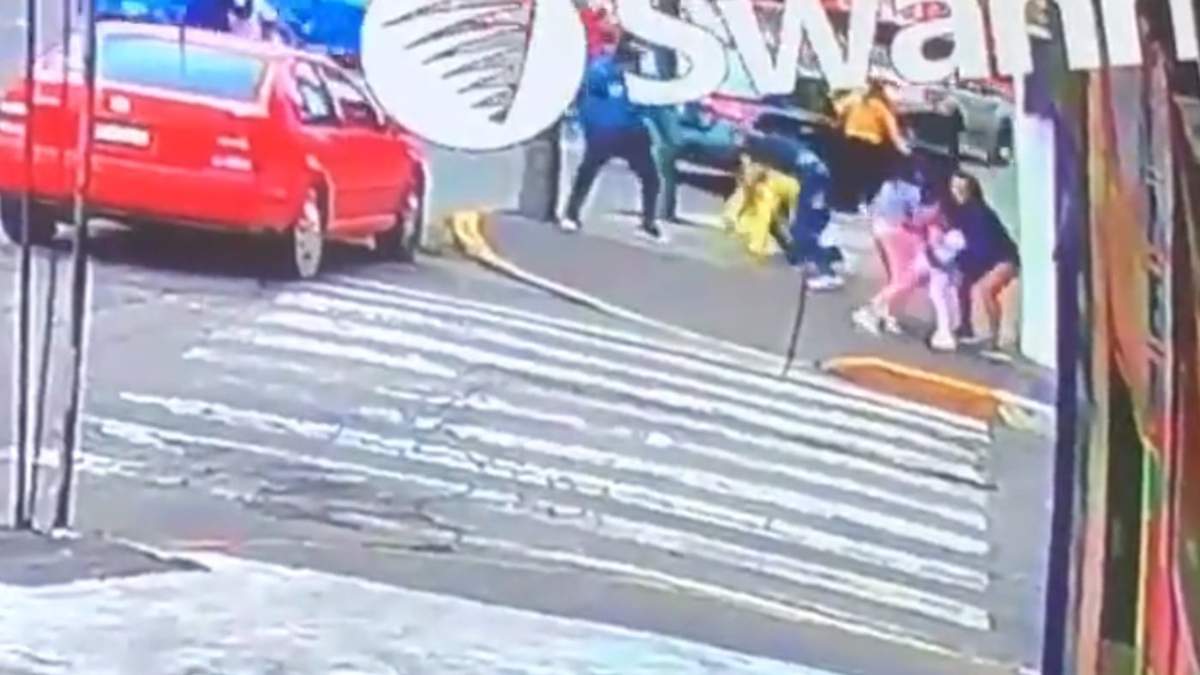 El momento en que le arrebatan los menores al padre