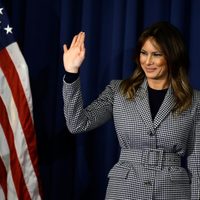 Melania Trump cancela evento con su esposo por 'tos persistente” por covid-19