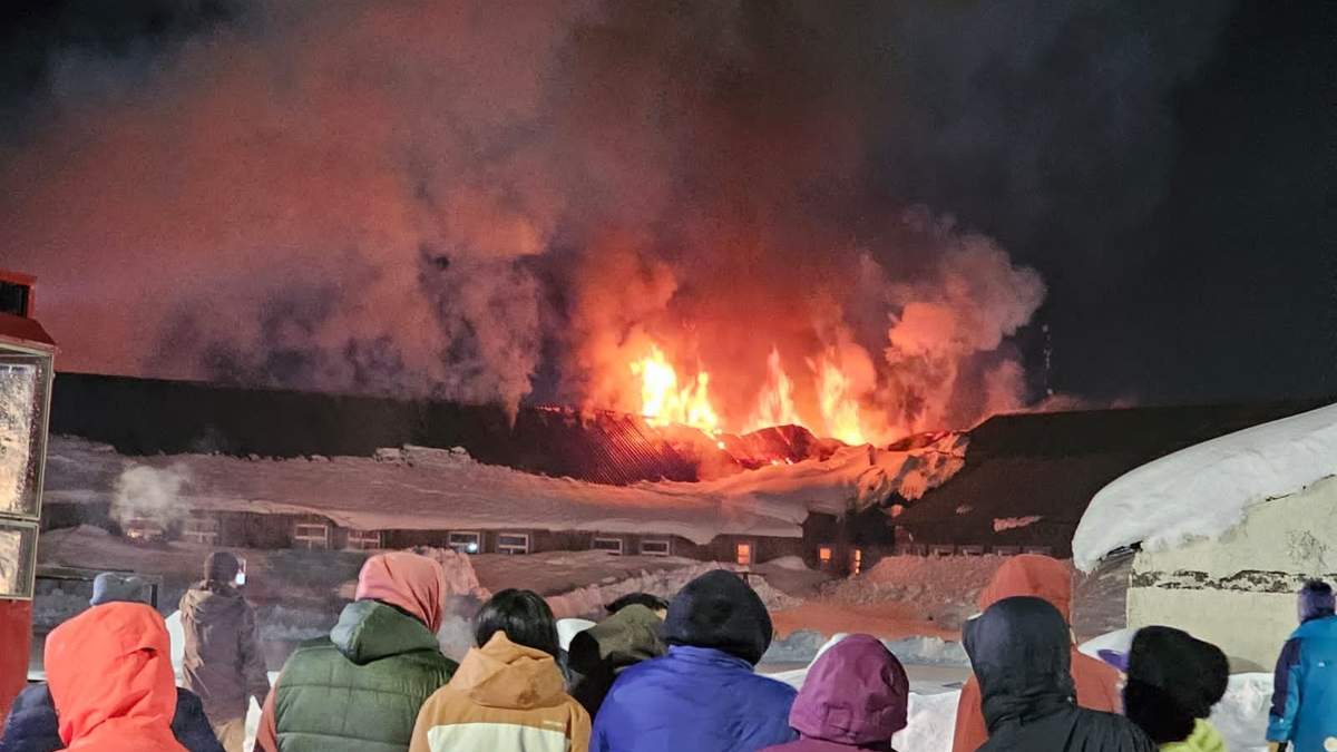 Incendio en el CPEM 74 de Caviahue. Fuente: (Pehuen FM)