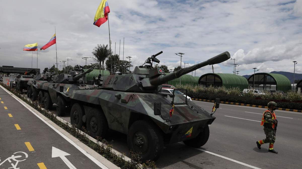 Soldados y tanques vigilan casetas de peaje en las afueras de Bogotá