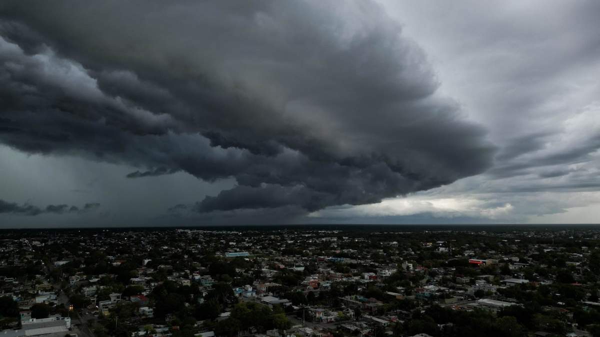 Un cielo gris avanza sobre Chetumal