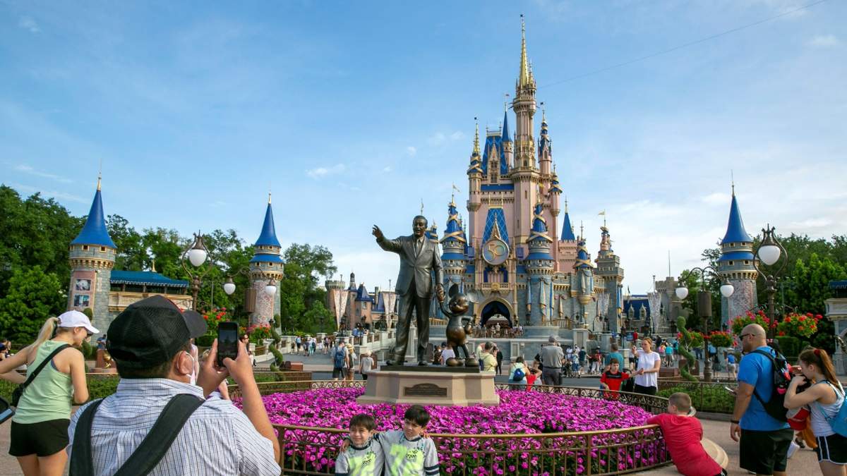La gente visita el Parque Magic Kingdom en Walt Disney World Resort en Lake Buena Vista, Florida, el 18 de abril de 2022