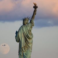 Estados Unidos exigirá a todos los viajeros estar vacunados para entrar al país