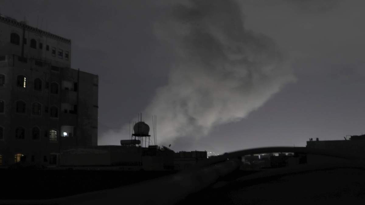 Una columna de humo se levanta desde un lugar presuntamente alcanzado por ataques aéreos estadunidenses en Saná, Yemen