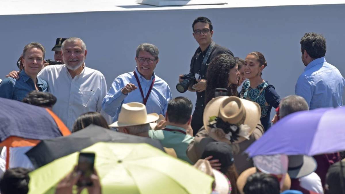 Manuel Velasco, Adán Augusto López, Ricardo Monreal, Luisa María Alcalde y Andrés Manuel López Beltrán, en el momento que pasa la presidenta Claudia Sheinbaum