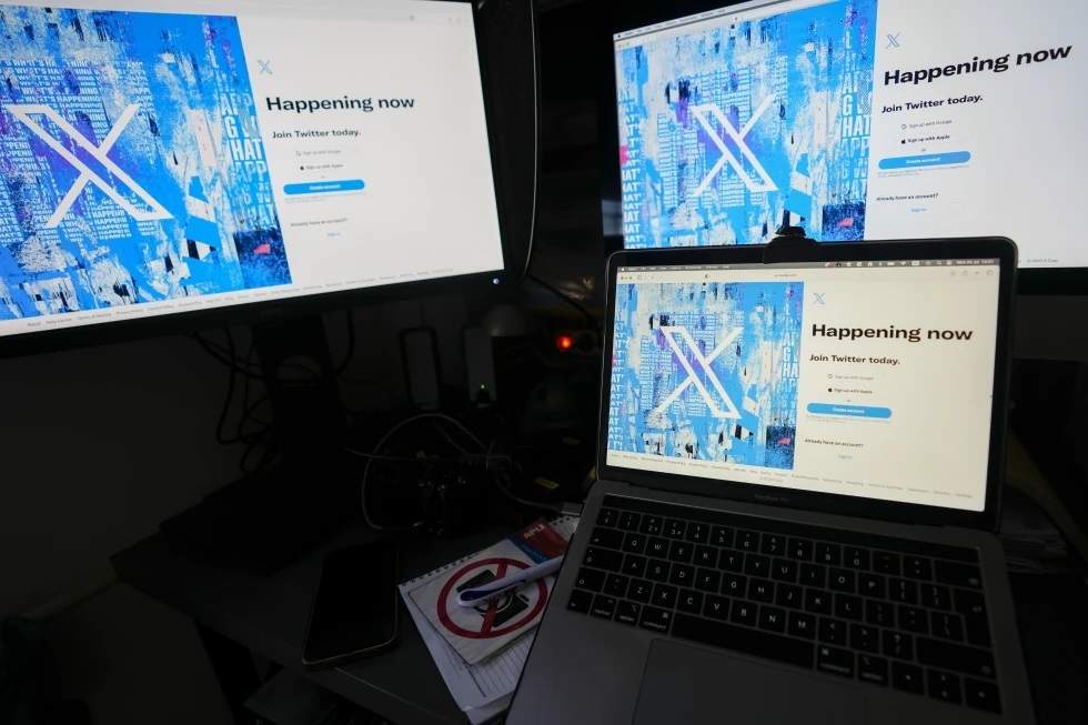La página de inicio de sesión de la red social X, antes Twitter, en unas pantallas de computadora, el 24 de julio de 2023, en Belgrado, Serbia