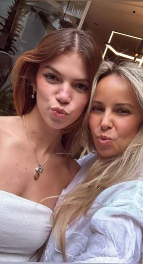 Valentina con una familiar