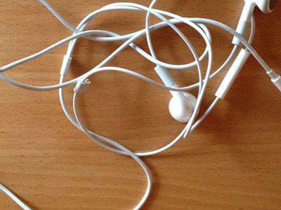 Con solo 1 ingrediente, el increíble truco para limpiar el cable de tus audífonos y dejarlos como el primer día