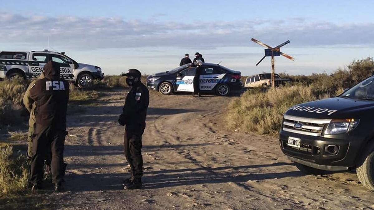 Funcionarios de la Policía Federal en el lugar donde hallaron los restos de Facundo Astudillo. Fuente: (Twitter)
