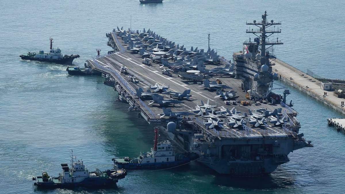 El portaaviones estadounidense Ronald Reagan es remolcado al puerto de Busan, Corea del Sur