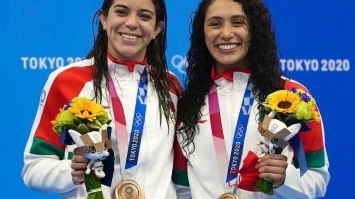 La clavadista Alejandra Orozco (der.), medallista en Tokio 2021, gana menos que quienes no obtuvieron una presea