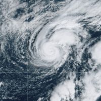 El huracán Isaac y la tormenta tropical Joyce avanzan por el Atlántico lejos de tierra firme