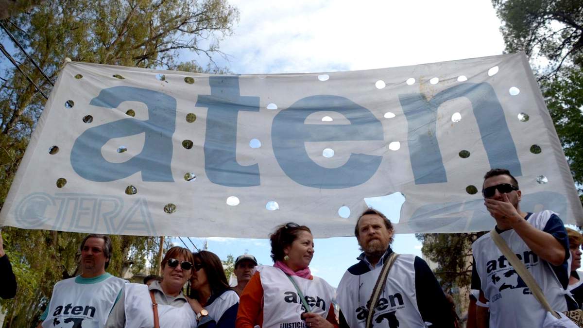 Delegados de la Asociación de Trabajadores de la Educación (ATEN) en una protesta. Fuente: (Twitter)