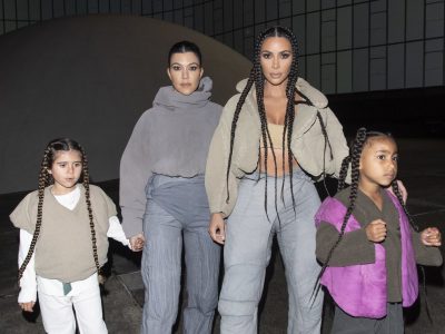 ¡A lo Kardashian! Kourtney, Kim y sus hijas en París. ¡No hay flash que aguante!
