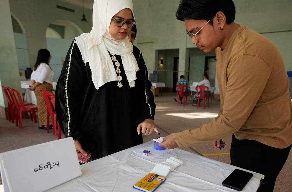 Una votante sumerge su dedo en un tintero después de emitir su voto en un colegio electoral el domingo 28 de diciembre de 2025 en Yangon, Myanmar