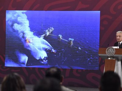 Hay “tres o cuatro” desaparecidos por explosión en plataforma de Pemex en Campeche: AMLO
