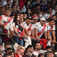Clima tenso: la fuerte discusión entre dos hinchas de River a la salida del Monumental