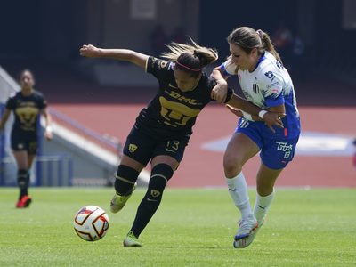 Con polémica arbitral, Pumas empata 2-2 con Rayadas en CU