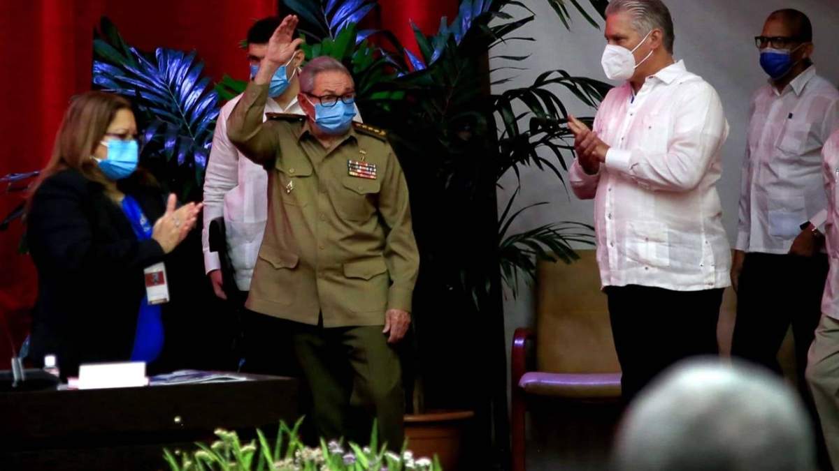 El presidente de Cuba Miguel Díaz-Canel aplaude a su predecesor Raúl Castro