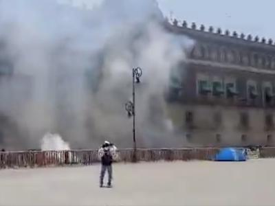 Normalistas de Ayotzinapa lanzan artefactos explosivos contra Palacio Nacional (Video)