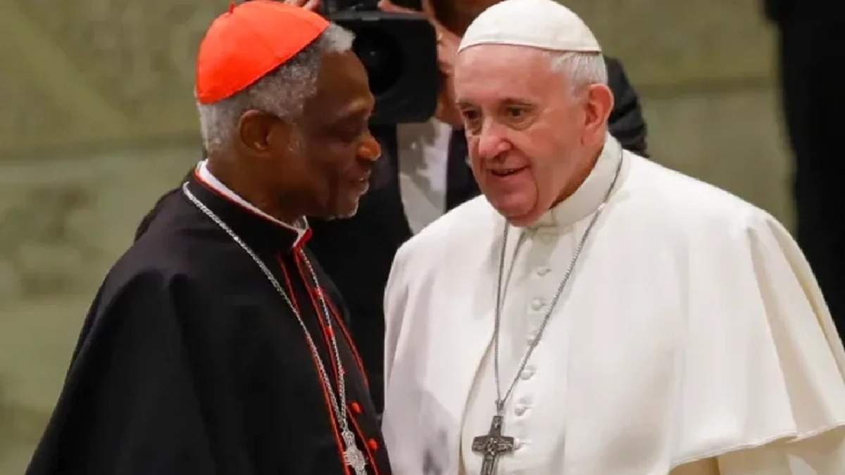 Peter Turkson junto al papa Francisco.
