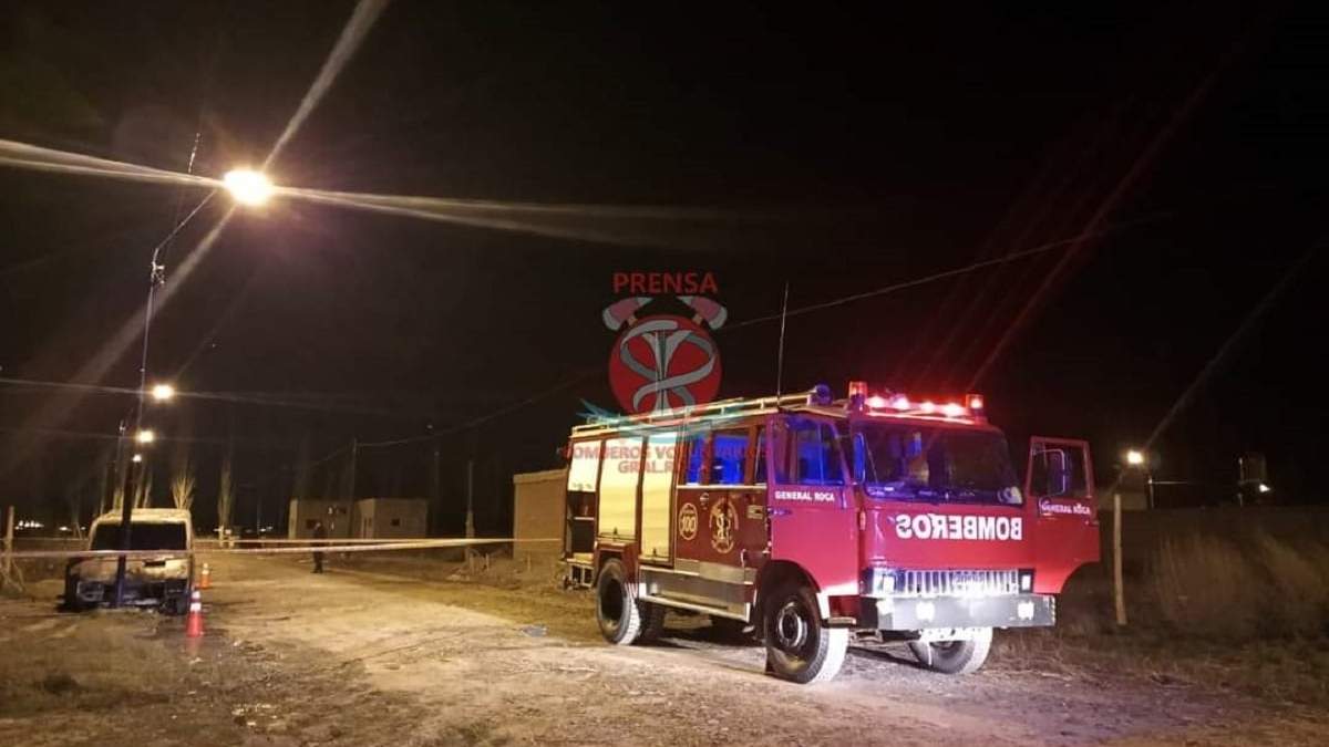 Se prendió fuego una camioneta. Fuente: (Prensa Bomberos).