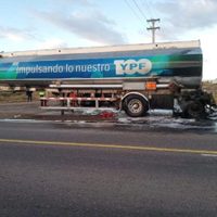 Camión cisterna de YPF cargado de combustible se prendió fuego mientras circulaba por la ruta 22